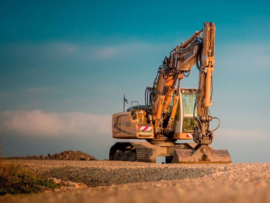 Escavatore cingolato Liebherr 914 in cantiere