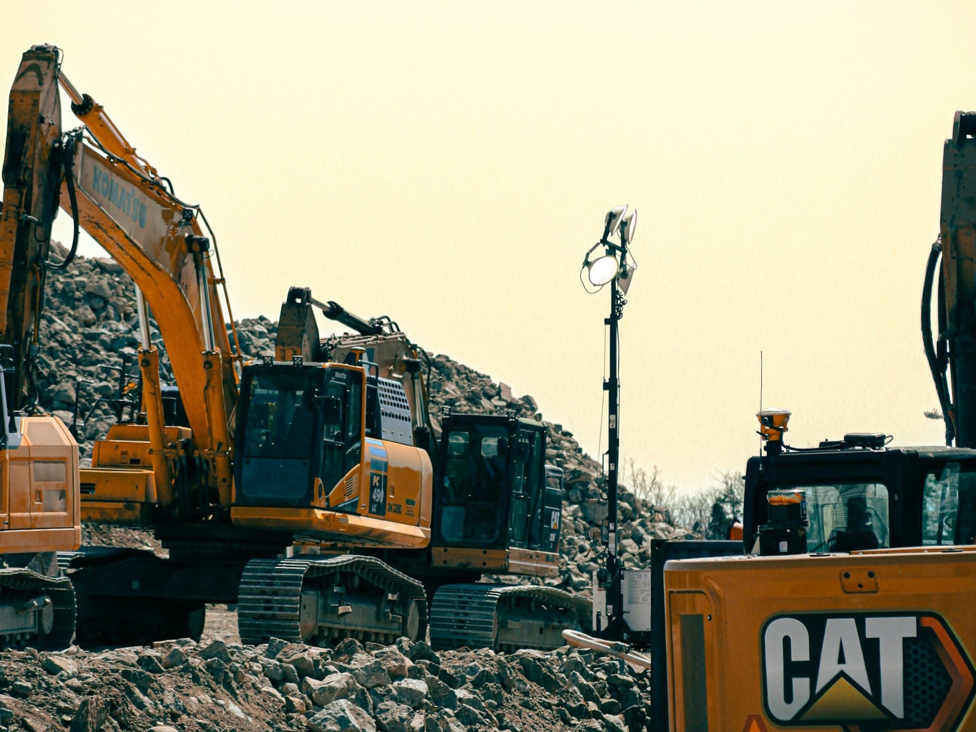 Flotta di escavatori pesanti in cantiere